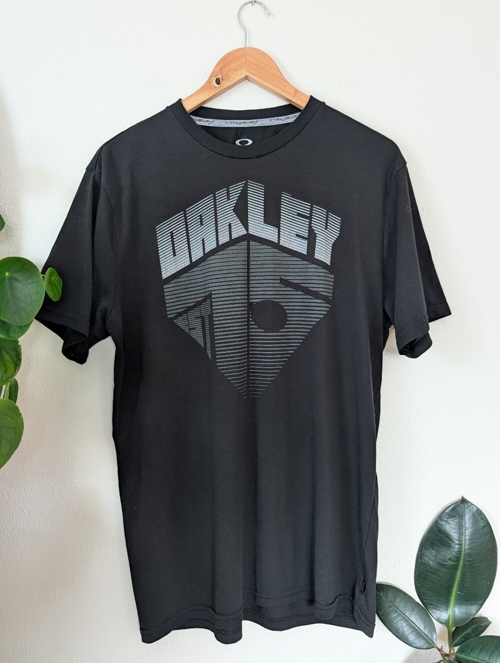 Oakley | Large | Short Sleeve Tee